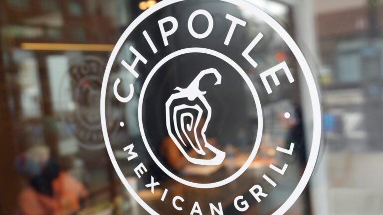 107368585 17069072362018 06 28t000000z 993022316 rc1faa190af0 rtrmadp 0 chipotle investor