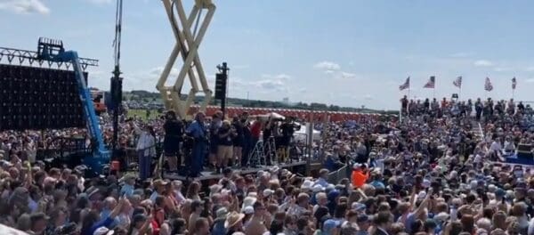 Harris Walz crowd wisconsin scaled