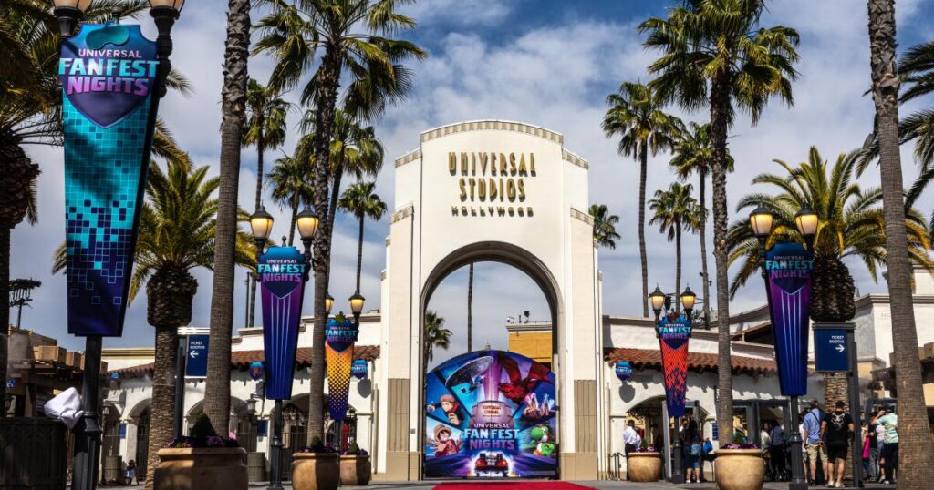 urlhttps3A2F2Fcalifornia times brightspot.s3.amazonaws.com2F492F4a2Fe9796b0548e09aaecb544b958f0e2F1501622 wk universal fan fest 34